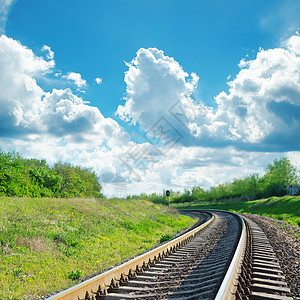 蓝色梦幻曲线绿色景观 有铁路通往地平线 蓝天空带云背景