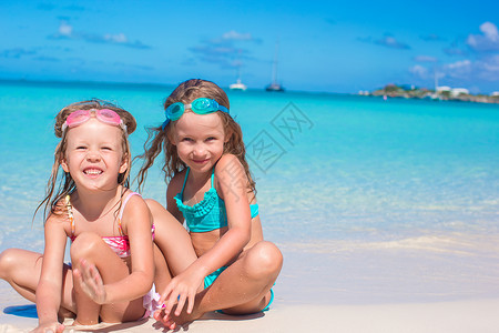 送水女孩儿在暑假和沙子玩游泳时 戴眼镜的小女孩儿们背景