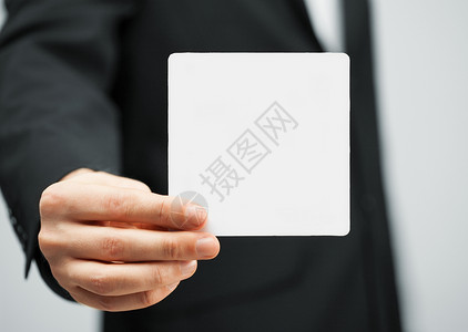 黑色卡贴素材持有空白卡的西装男子卡片企业家广告牌仆人工人生意人床单海报商业笔记背景
