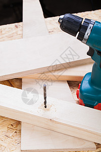 电池操作手操控式手工钻孔和点位木制品木匠硬木生产建造硬件木板橱柜木材工作背景
