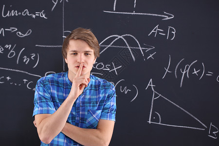数学思维黑板上的学生背景