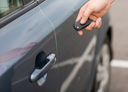 汽车开锁外面有车钥匙的男人塑料购物银行信用测试司机消费者运输汽车锁定背景