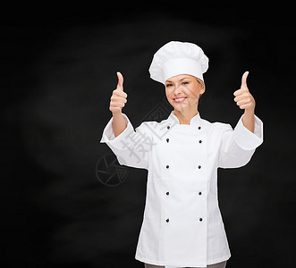 微笑的女厨师举起大拇指木板餐厅工人女孩职业粉笔酒店食物女性管理人员背景图片