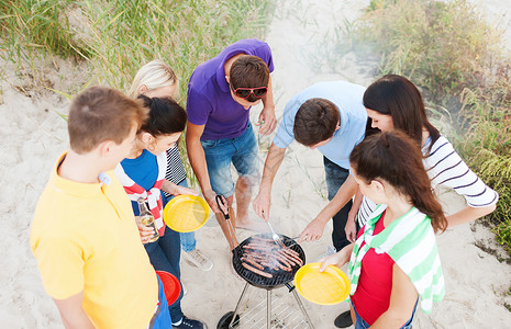 一群朋友野餐和烤烤肉图片