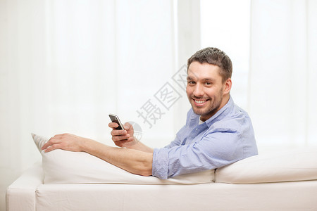 在家用智能手机微笑的人女性时间房间互联网技术检查上网电子邮件邮件拉丁图片