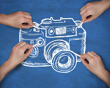 带粉笔的多手照相机复合图象蓝色涂鸦相机绘画绘图计算机海军写作白色手绘背景图片