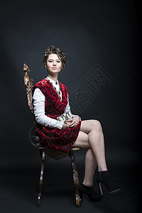 新维克模型首饰椅子黑色女士工作室裙子亚时代邻家女孩红色天鹅绒背景图片
