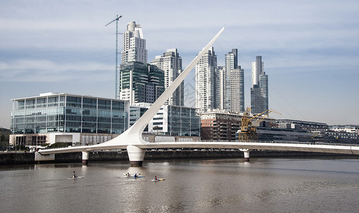 积水成河阿根廷布宜诺斯艾利斯办公积水大楼天桥水面地标办公楼国家城市家园背景