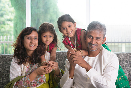 印第安人父母和子女背景图片