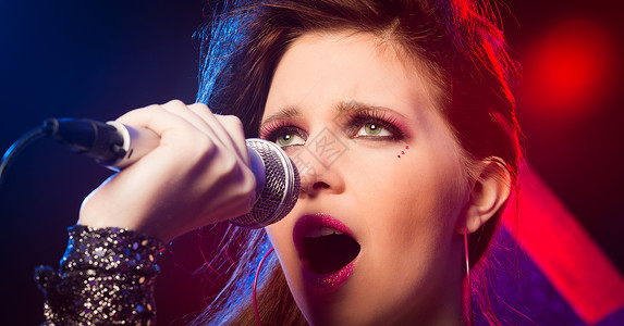流行明星在舞台上唱歌夜店摇滚乐女孩麦克风流行音乐会女性歌手文化夜生活星星背景图片