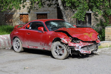 事故发生后的红色破车背景图片