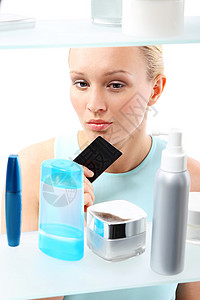 化妆品价格在药店买化妆品的女人背景