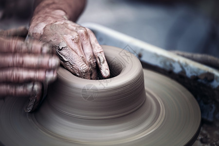 陶器制作师手在陶器车轮上工作手工调子娱乐雕塑制品贸易黏土学习创造力文化背景