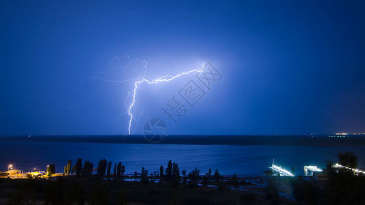 亮度在河上闪电地堡风暴推介会蓝色海湾舰队大道银行业照明码头费背景