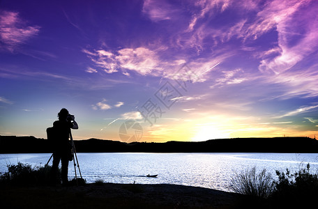 佳能照片素材日落时 摄影师随其设备一起拍摄的轮光片背景