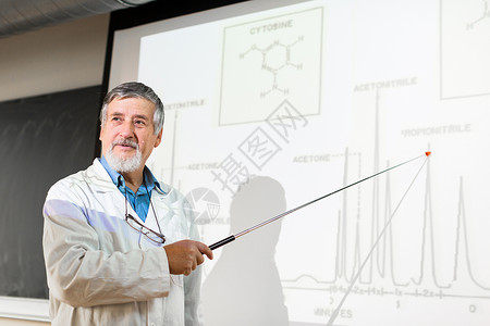 高级化学教授在课堂上讲课的高级化学教授背景图片