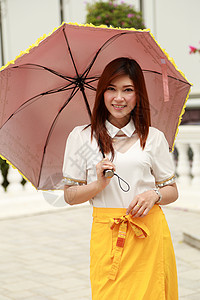 刨冰伞女孩传统风格的泰国女孩服装和雨伞b建筑微笑衣服异国装饰品国籍文化历史裙子头发背景