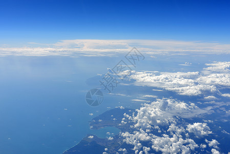 云表地表表面有海云天际航班天线土地支撑空气晴天地平线飞机运输背景