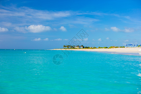 加勒比人完美的白色海滩 加勒比有绿绿石水海岸风景海洋晴天娱乐树林海景旅行假期天堂背景