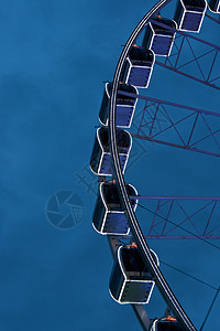 蓝色天空的巨浪圆圈车轮派对喜悦公园闲暇乐趣背景图片