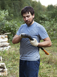 林务员带斧头的伦伯曼人工具蓝色木材工作男性伐木工森林木头胡须树木背景