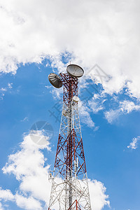 桑克塔红色和白色的通讯塔 与许多不同的通信信号塔全球蓝色框架移动天线收音机环境频率商业电脑背景