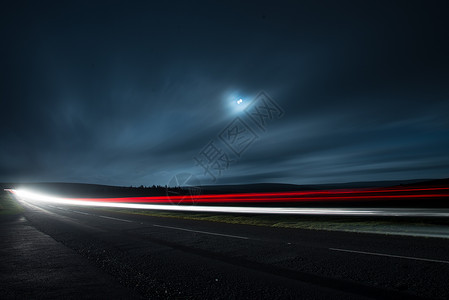 夜光闪亮 快速驾驶车运输月亮景观运动城市速度背景图片