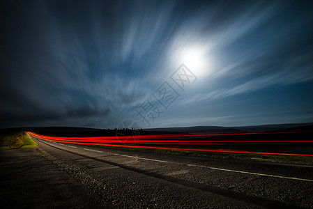 夜光闪亮 快速驾驶车速度城市运动月亮景观运输背景图片