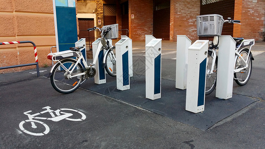 电自行车电动自行车娱乐活力力量技术蓝色齿轮白色金属单车绿色背景