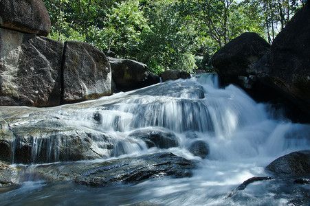 湿巨石小型瀑布和岩石 泰国叶子山脉荒野清凉生态旅游风景木头运动森林背景