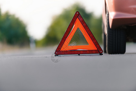 圆角三角形车的红色三角形司机交通引擎失败旅行情况车辆运输轮胎安全背景