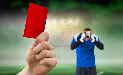 红牌手握红色卡片的复合图像绘图守门员男人齿轮运动杯子门柱播放器沥青活动背景