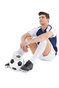 足球放在地上足球运动员与球一起坐在地上蓝色世界运动服思维活动运动团队杯子球衣男性背景