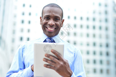 帅哥用平板电脑企业家员工中年生意人技术人士微笑机动性操作管理人员背景图片