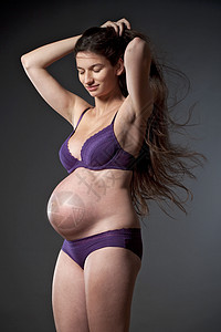 长头发孕妇孕妇怀孕女士母性妈妈工作室内衣黑发头发身体父母背景