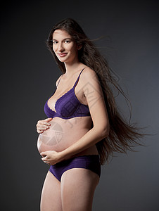孕妇妈妈紫色腹部身体父母怀孕肚子女性母亲母性高清图片