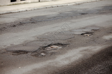 坑洞状况裂缝基础设施破坏损害城市跑步运输街道路面高清图片