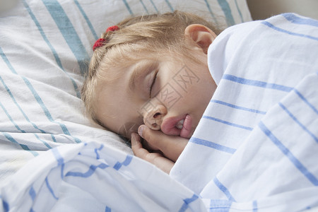 病人躺在病床死亡4岁女孩睡在火车的婴儿床上背景