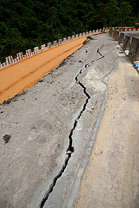 沥青路面因地面崩塌而裂开脆皮警告运输衰变危险损害地球材料图层杂草背景