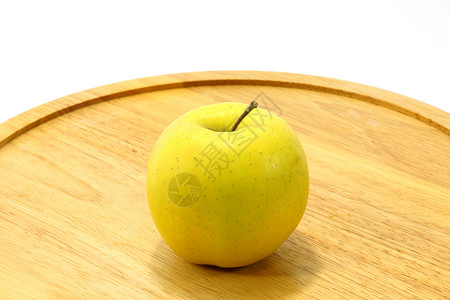 木材上的黄苹果背景图片