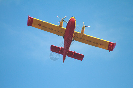 马洛卡红色航班天空消防队员黄色螺旋桨背景图片