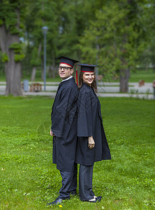 毕业日一对夫妇快乐微笑成就文凭男性学校大学教育女孩学生帽高清图片素材