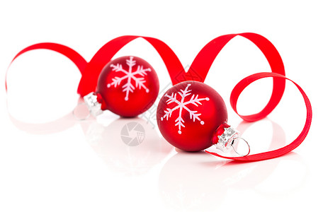 装饰磁带2个红色圣诞节装饰球 带刺绣丝带 隔离 O玻璃装潢圆圈曲线丝绸磁带成功新年细绳反射背景
