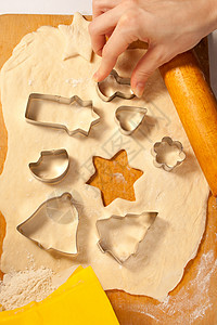 滚动形状以窗体做饼干酵母糕点白色厨房刀具烹饪滚动手指食物别针背景