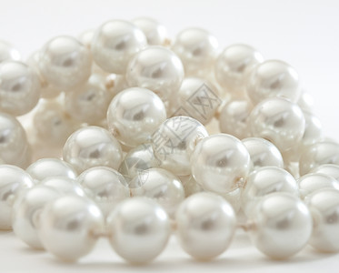 孤立的项链在白色的珍珠串项链圆形石头宝石奢华宏观财富团体珠子礼物背景