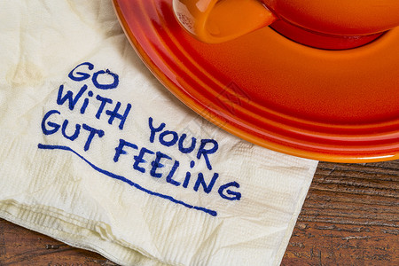 随你的直觉而去动机情感常识杯子餐巾背景图片