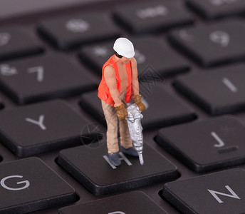 信小呆在键盘上操作钻孔的微型工人检查二人组工作塑像技术漏洞软件宏观网络数字背景