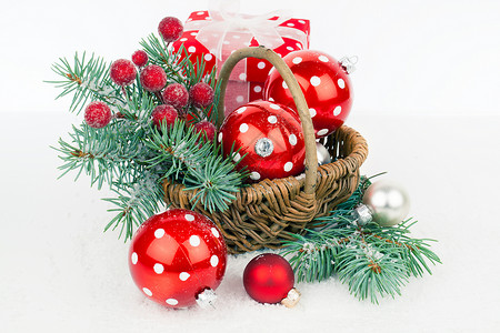 红色金边圣诞球圣诞球和圆形树枝 上面有零星的装饰品风格传统星星松树红色装饰假期金子雪花白色背景