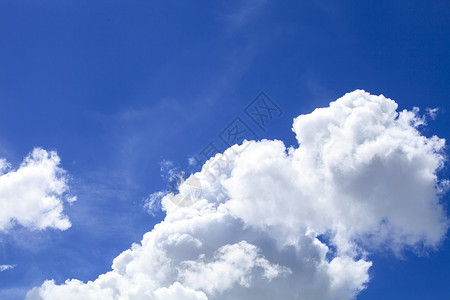 蓝色天空的柔软白云白色天堂云景色彩空气天气场景背景图片