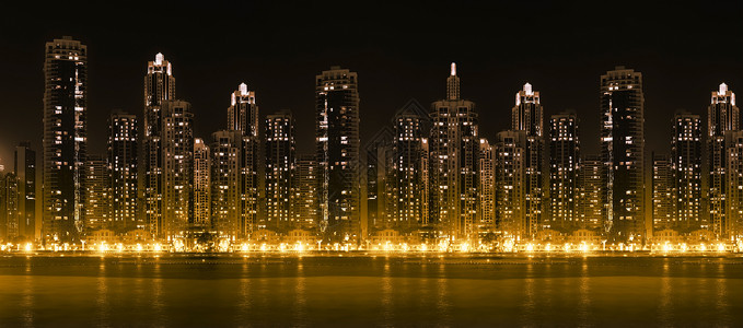 使用照明摩天大楼的顶端现代城市天际线风景全景办公室港口黄色反射市中心建筑都市景观背景图片